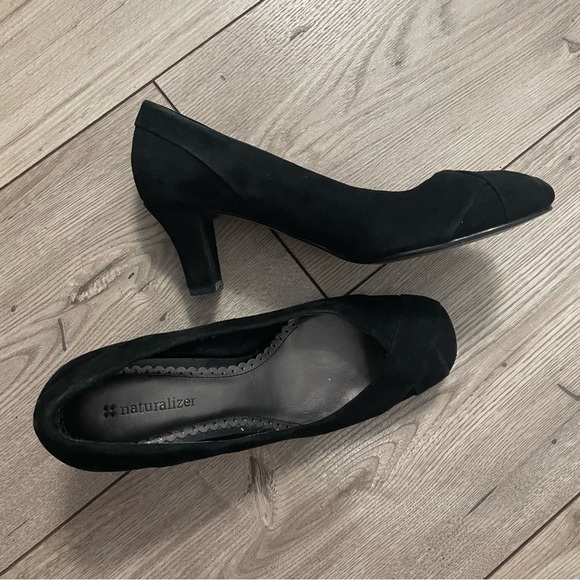 Naturalizer Black Suede Heels Size 6M - Picture 9 of 11